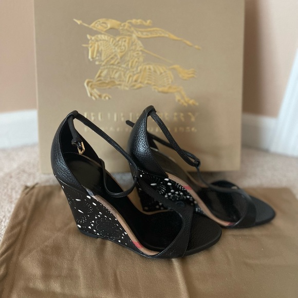 BURBERRY Sandals!! - Picture 9 of 9